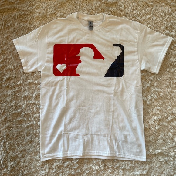 Tops - NWOT Women’s Baseball love/MLB logo shirt size medium